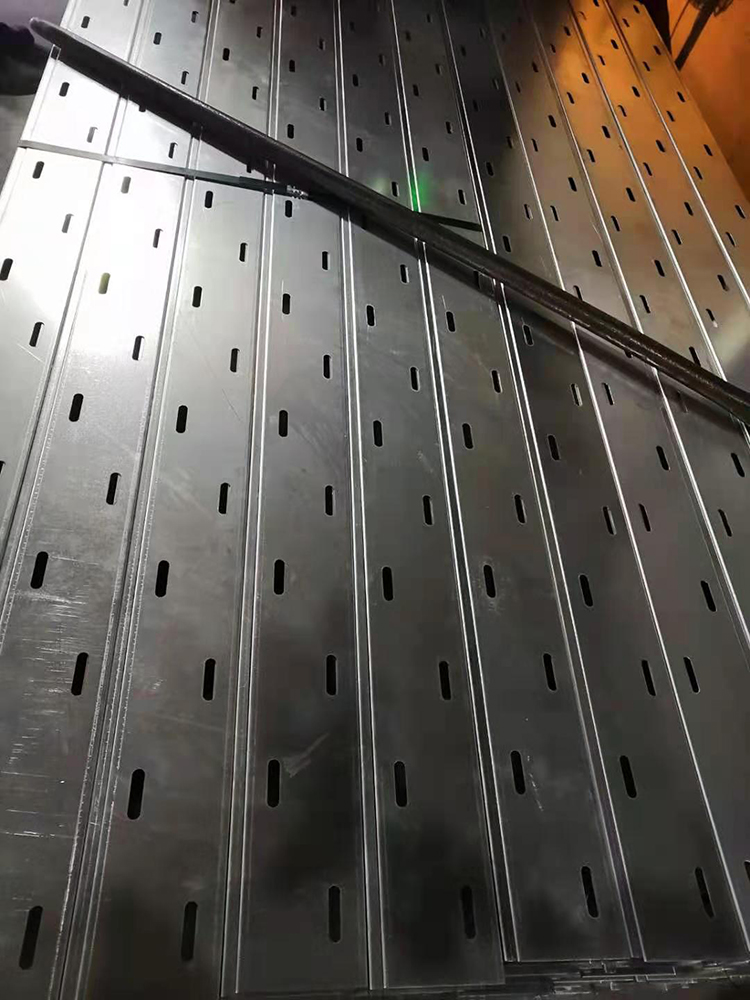 如何避免安装托盘式桥架的过程中出现人员问题